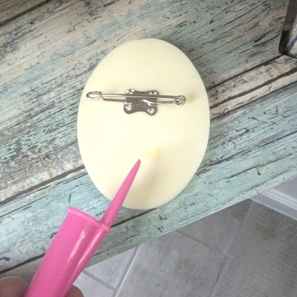 Vintage "Scrimshaw" Cream and Brown Cameo Brooch - Picture 4 of 6